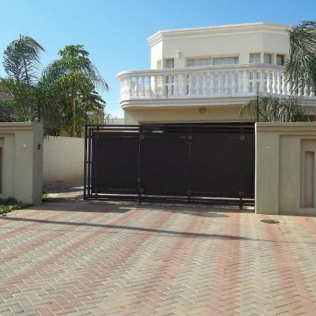 Carlcyn Homestay 哈博罗内 外观 照片
