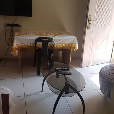 Carlcyn Homestay 哈博罗内 外观 照片