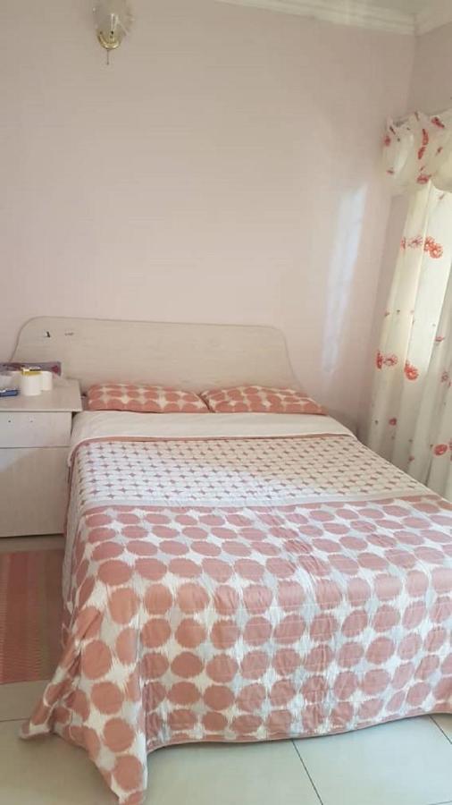 Carlcyn Homestay 哈博罗内 外观 照片