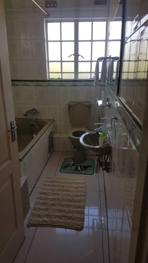Carlcyn Homestay 哈博罗内 外观 照片