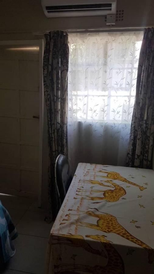 Carlcyn Homestay 哈博罗内 外观 照片